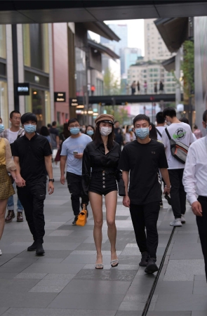 视觉冲击街拍作品 - 这热裤修长的美腿也太迷人了吧