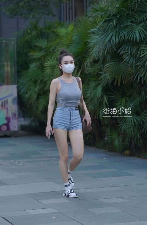 丰满的高腰热裤美人！