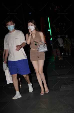 街拍超短裙美腿美女