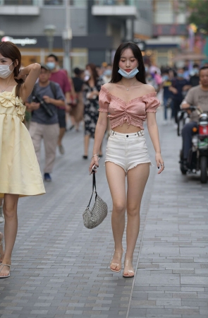 清纯动人粉白搭配