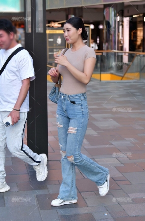 &摇曳浅色牛仔裤美女