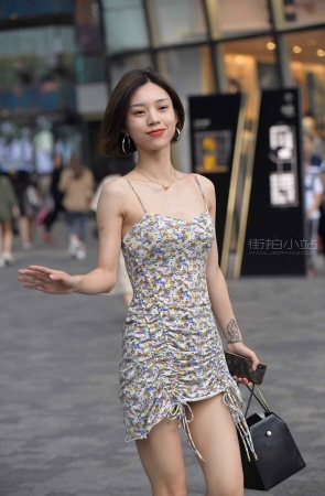 街拍碎花吊带短裙小姐姐