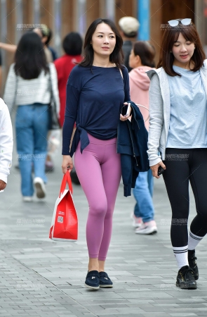 &韵味魅力紧身裤美女