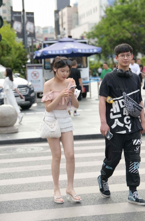 街拍白皙粉嫩的妹纸