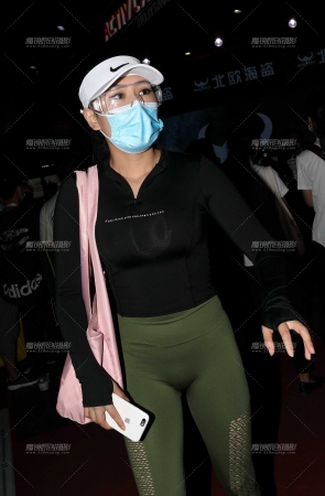采购中的紧身美女