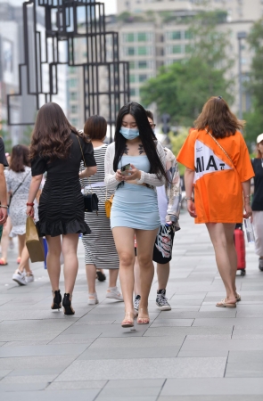 蓝色连体裙女孩