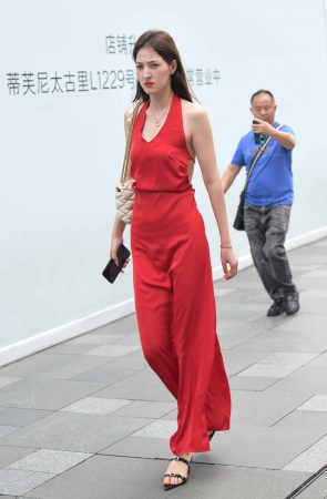 24629-3=93√这样的街头美女，就连背影也是那么的迷人 15P