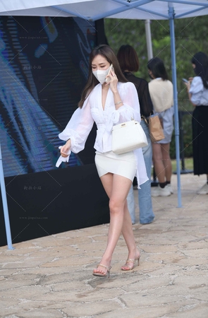 白裙包臀裙美女