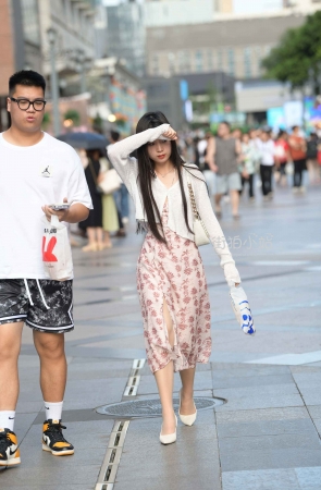 街拍连衣裙高跟R丝袜美女