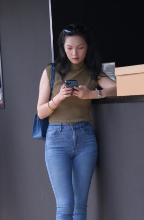 圆润紧牛的女子