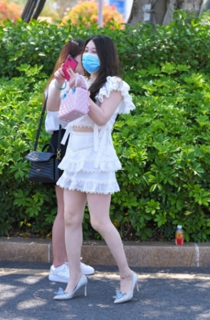 白短裙高跟鞋美女