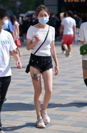 小默街拍作品 - 牛仔热裤小美女