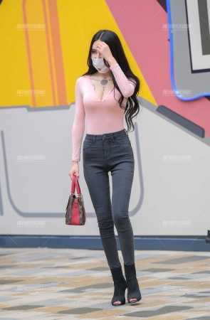 长腿紧牛小妹