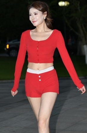 红色短裤气质美女(75P)