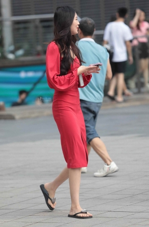 红裙街拍少妇