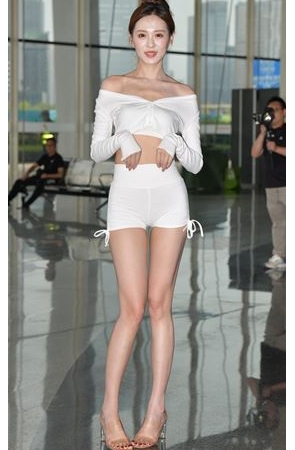 性感的白色紧身热裤美女(51P)