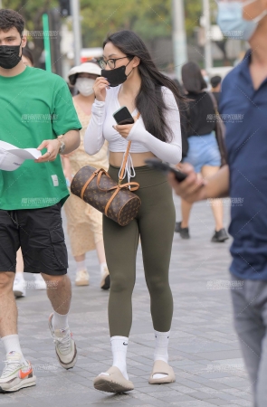 绿色瑜伽裤美女