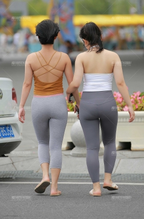 两个瑜伽服学妹