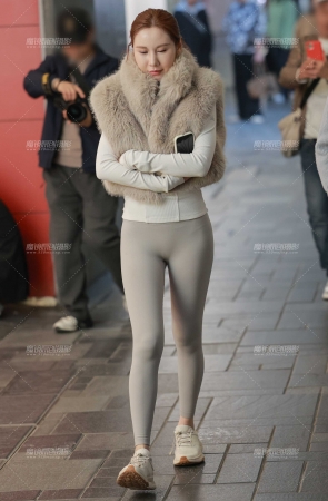 灰色瑜伽裤女友