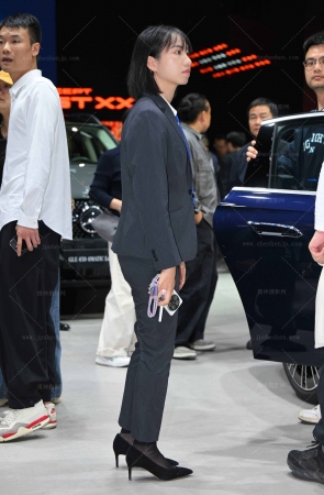 251125-40-41√奔驰展台-短发销售-裤里丝