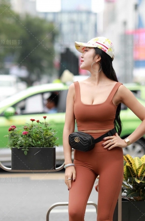 你把我灌醉--棕红色瑜伽裤美**