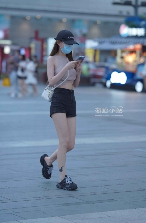 带鸭舌帽的女孩