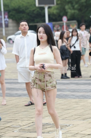 迷彩热裤白皙女孩