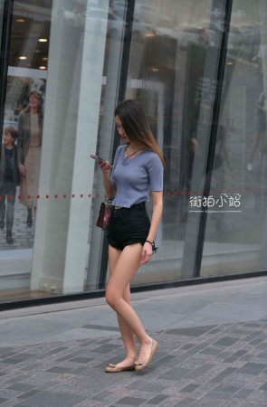 街拍长发小姐姐很气质