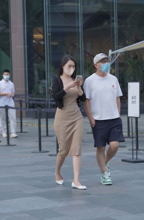 街拍长裙，平底鞋小姐姐