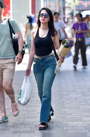 &鲜花牛仔紧身裤美女