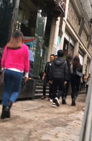 紧身蓝牛学生妹的美臀