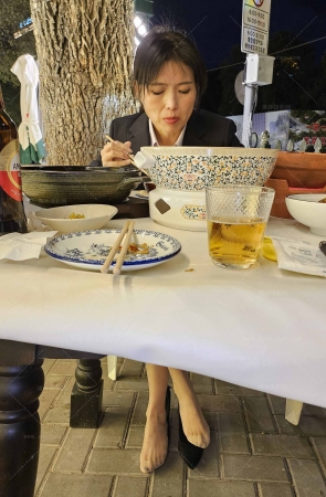 某银行轻熟职员餐桌下的丝腿手机4K8min手机图18P 8P