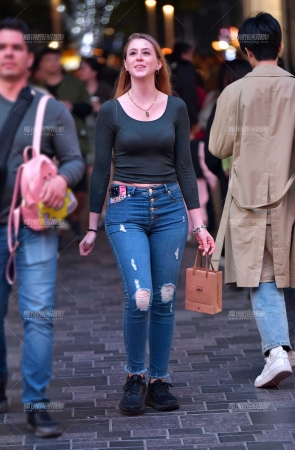 &饱满牛仔裤美女