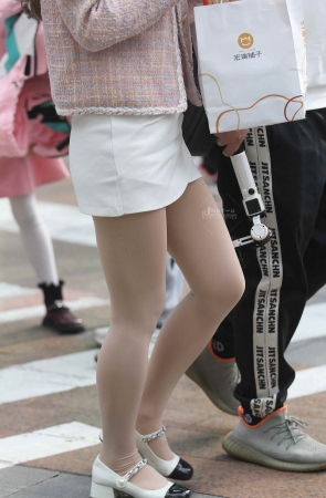 肉丝街拍短裙妹子