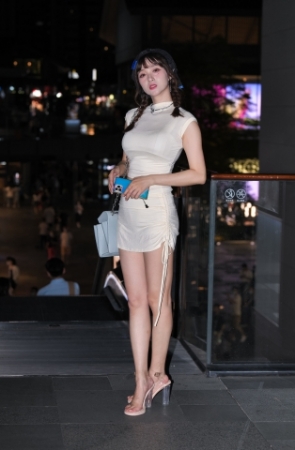 白短裙长腿美女