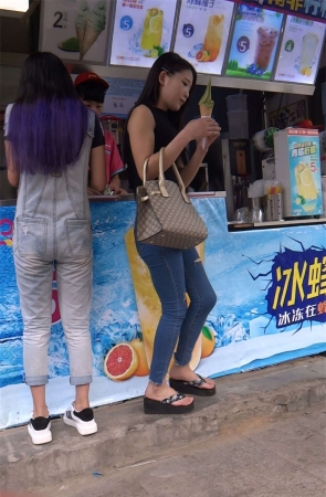 超短露脐T恤紧身蓝牛美女