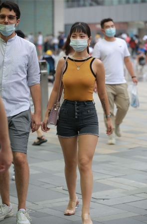 玻璃街拍作品 - 性感黑色热裤女友