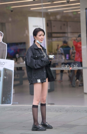 街拍超短裤，长筒袜小姐姐