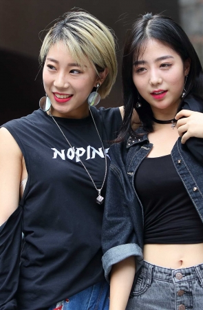 一对热辣的女孩