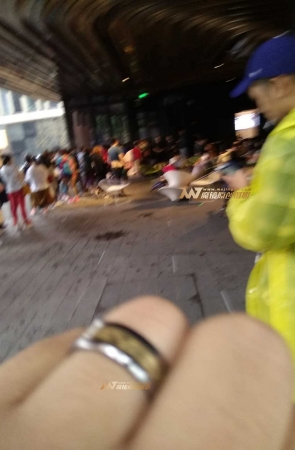 等待入场的少妇