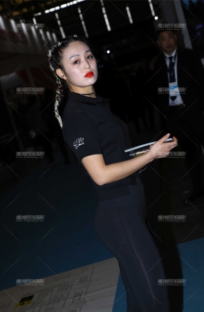 发传单的麻花辫紧身裤美女