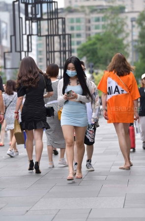 街拍蓝色包臀裙美女