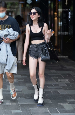 &漂亮黑热裤美女&