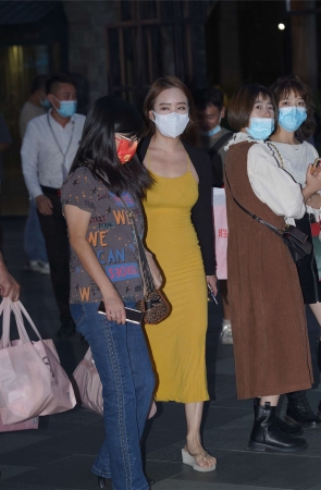 黄色紧身包臀裙