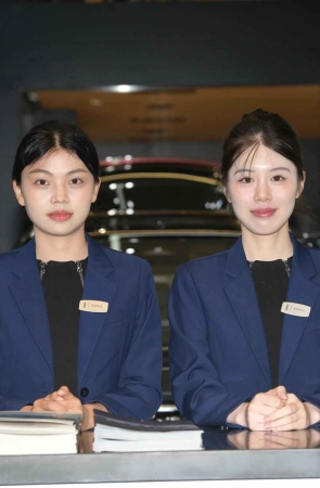 前台两位美美哒咨客美女