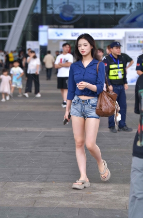抽烟的热裤美腿美眉