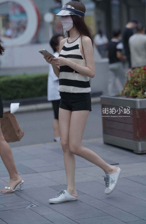 街拍白白净净的女生