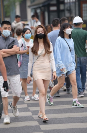 抓拍米色超短裙小美女~