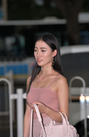 傍晚逛街漂亮美女