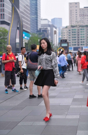 街拍红色高跟鞋美眉